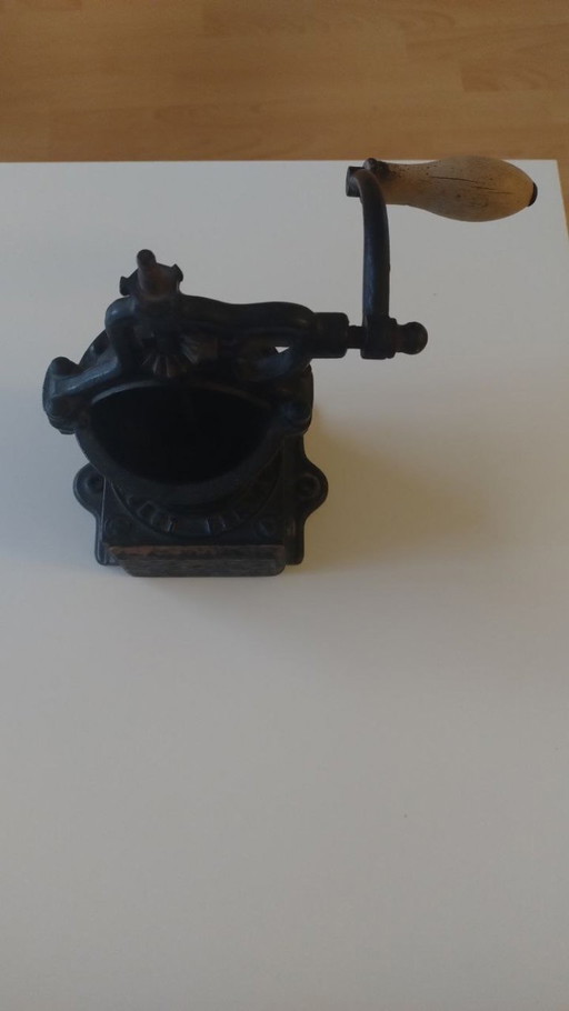 Antique Peugeot Frères coffee grinder – SGDG – ca. 1880–1895 – original and working