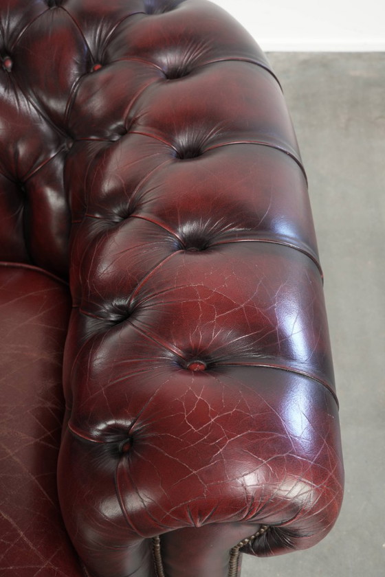 Schicker, gelebter englischer Chesterfield Club-Sessel in zeitlosem Rot – Leather, Klassiek (photo 8 of 13)