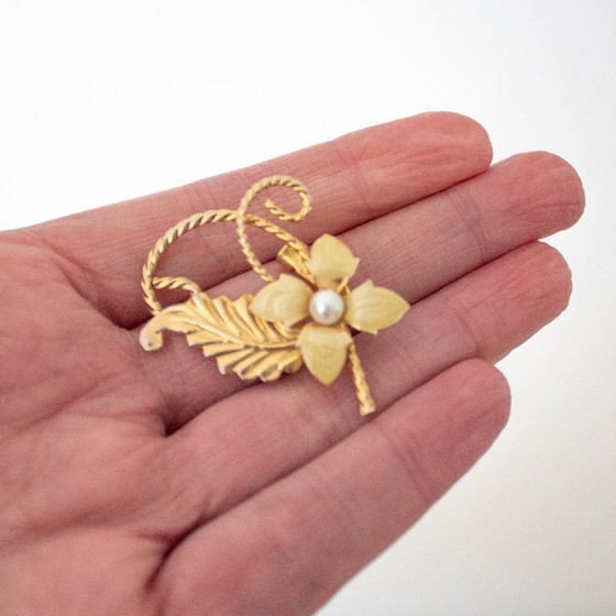Image 1 of Vintage-Brosche aus gelber Emaille-Perle in Blumenform, gefasst in goldfarbenem Metall