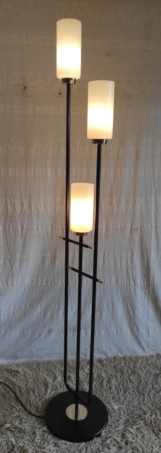 Image 1 of Modernistische vloerlamp met drie lampen in tulpvorm, uitgevoerd in opaalglas - jaren 1950/60