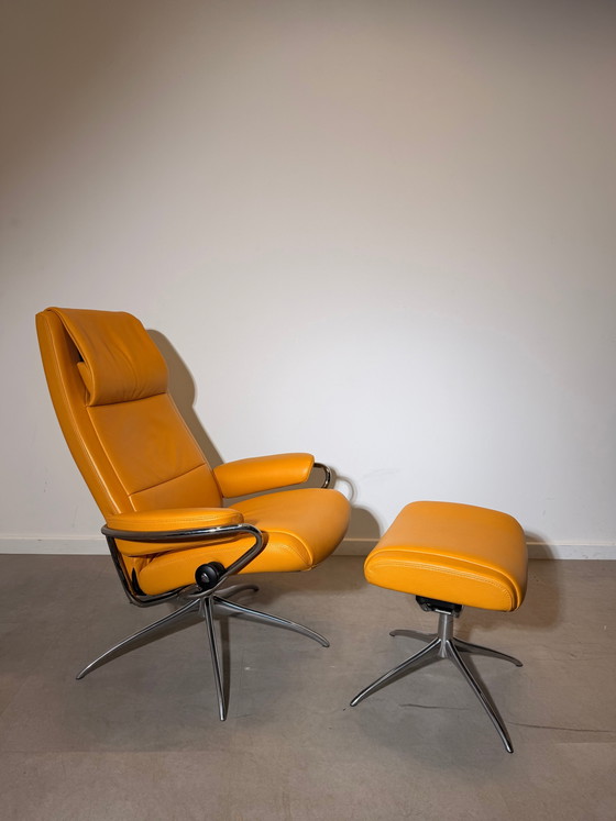 Poltrona reclinabile Stressless City con poggiapiedi – Pelle color giallo senape – Poltrone relax (photo 7 of 7)