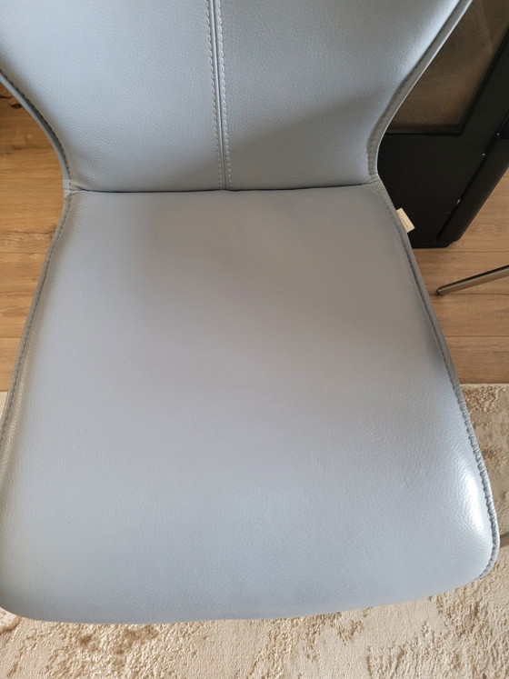 Image 1 of 2 lederen Bert Plantagie Blake eetkamerstoelen 1 met arm 1 zonder arm