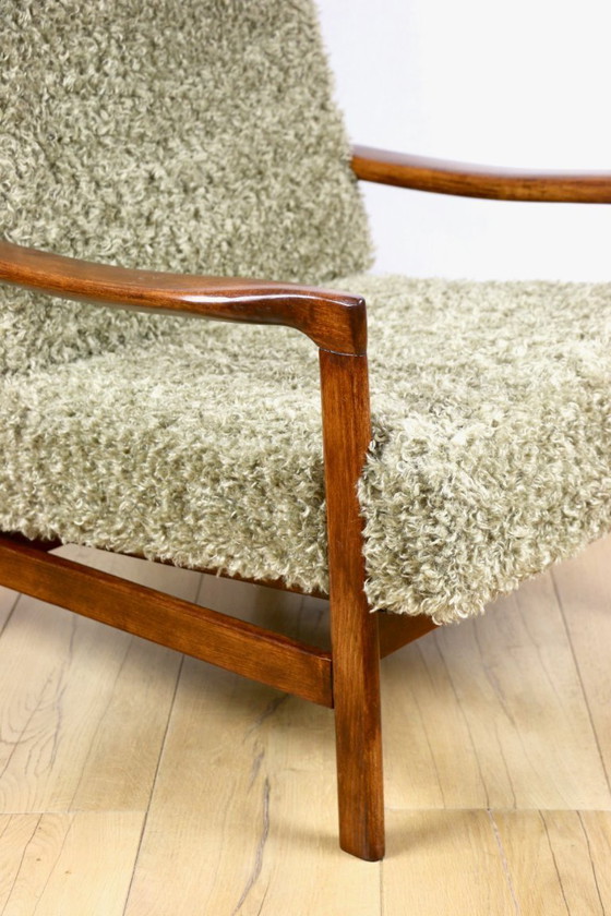 Image 1 of Fauteuil vintage en bois marron, cheveux longs vert olive, design de Z. Bączyk - 2 exemplaires disponibles