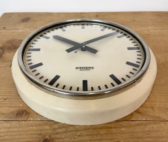 Orologio da parete industriale beige di fabbrica Siemens Austria, anni '60 – Vetro, Ferro (photo 8 of 17)