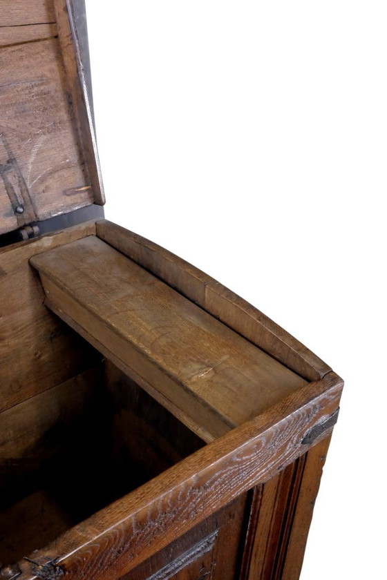 Image 1 of 18de eeuwse Hollandse eikenhouten kist. 