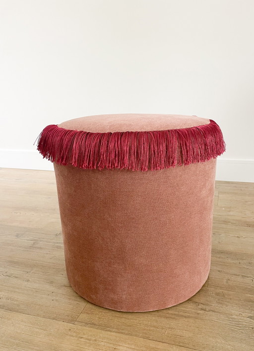 Pouf fait main | Chenille rose poudré et franges bordeaux