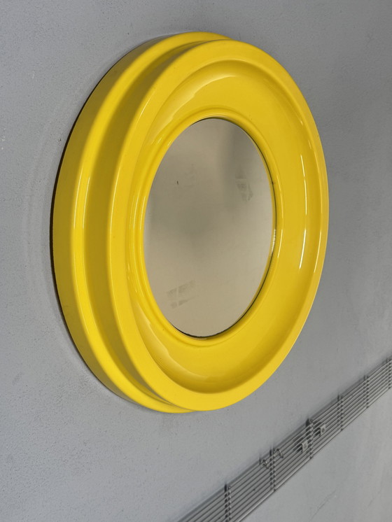 Image 1 of Ronde Gele Spiegel uit de Jaren 70 – in de stijl van Kartell space age 