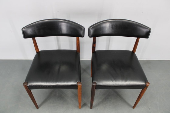 Image 1 of    	 1960er Satz von sechs hölzernen Esszimmerstühlen mit schwarzem Kunstlederbezug, Dänemark