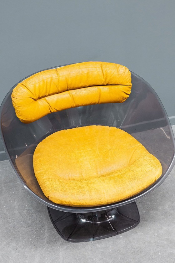 Image 1 of Poltrona lounge in Lucite Pod