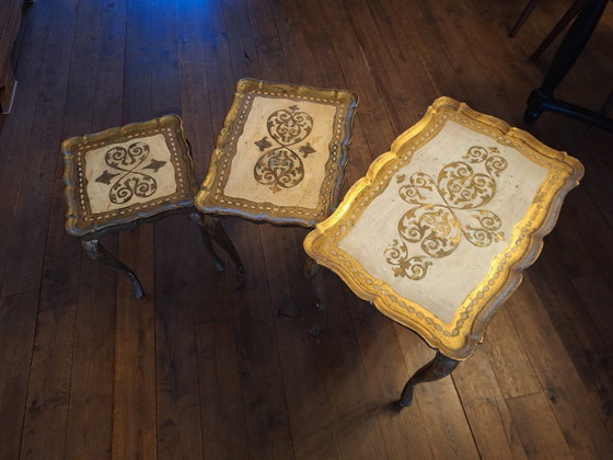 Image 1 of Vintage Florentijnse bijzettafels set van 3 goud en crème Italiaans Hollywood Regency-meubilair