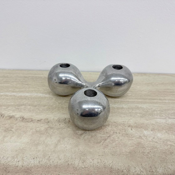 Image 1 of Bolvormige kandelaar van aluminium met atoomdesign uit het midden van de 20e eeuw, jaren 70.