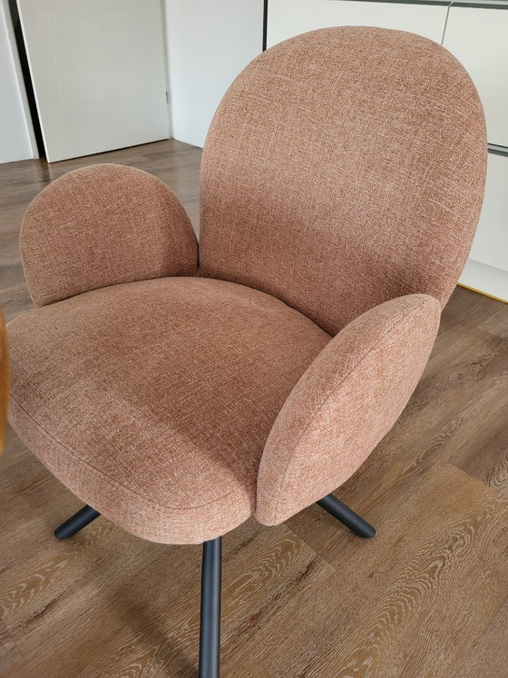 Image 1 of Juego de comedor completamente nuevo con cuatro sillas giratorias.