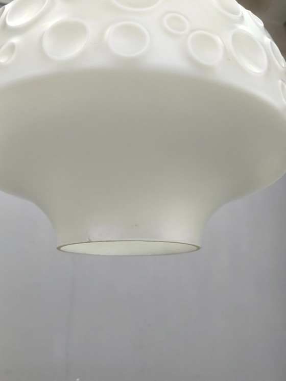 Image 1 of Lámpara colgante de vidrio opalino checoslovaco con relieve de burbujas, década de 1970