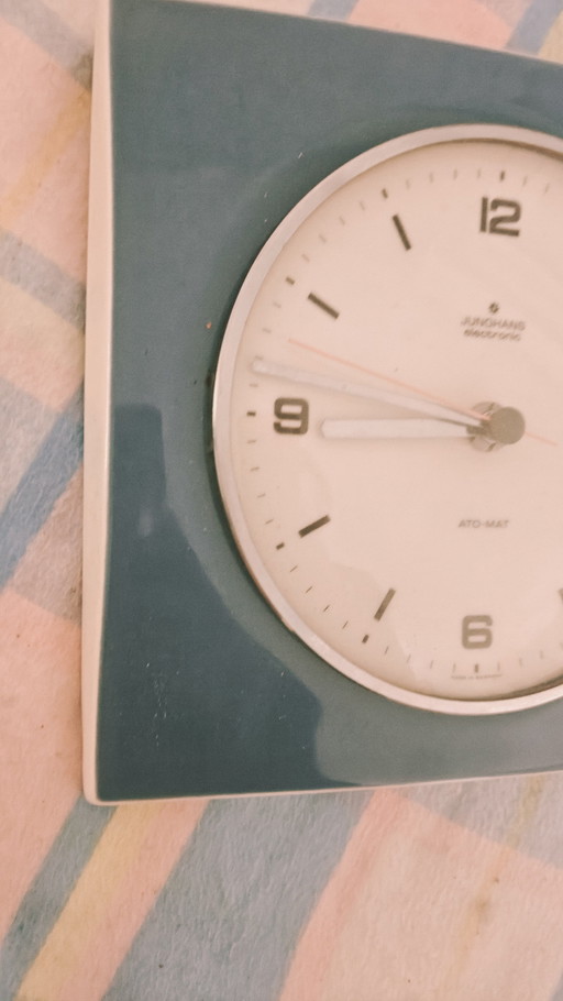 MUSEUMSSTATUS: Funktionsfähige Junghans ATO-MAT Wanduhr – Petroleumkeramik – 1960er Jahre