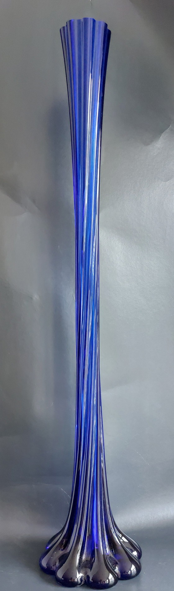 Image 1 of Blauwe gedraaide glazen vaas, 1960