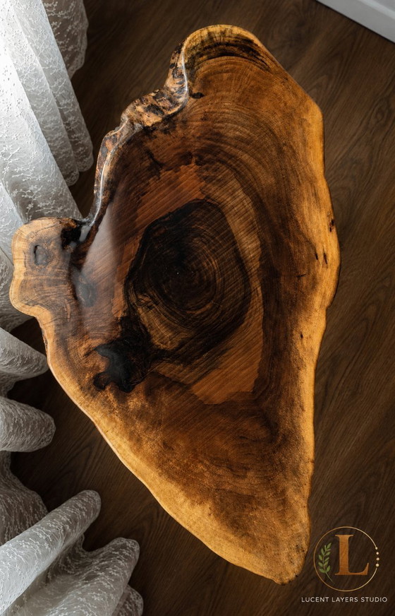 Image 1 of Table basse en noyer massif à bords naturels – Finition résine époxy transparente