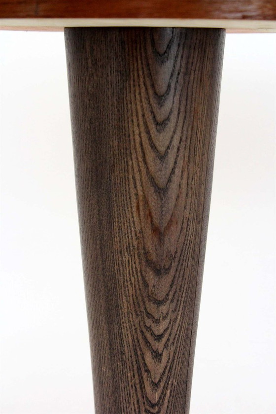 Image 1 of Table de salle à manger ronde tulipe en noyer, style moderne du milieu du siècle, restaurée par Drevotvar, années 1960