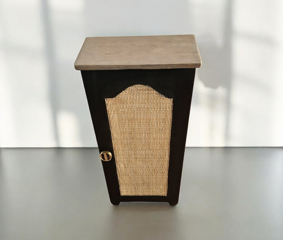 Image 1 of Bijzettafel van geverfd hout met rieten vlechtwerk - geïnspireerd op de Art Deco-stijl.