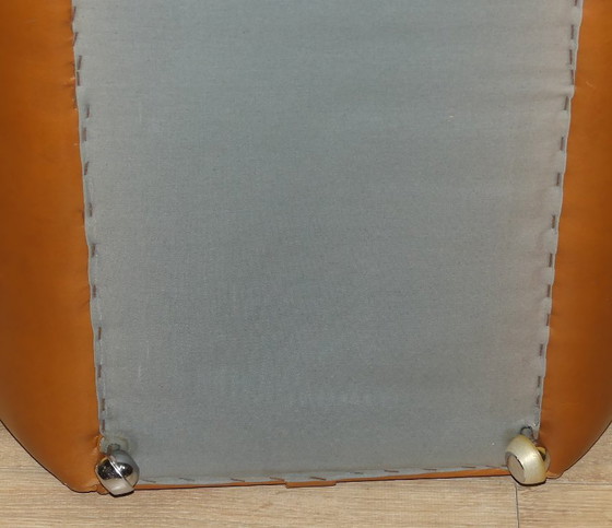 Image 1 of Hocker Baseball Stil Leder Cognac top Zustand retro vintage 70er Jahre Fußhocker Teil einer GARNITUR Ottomane karamell