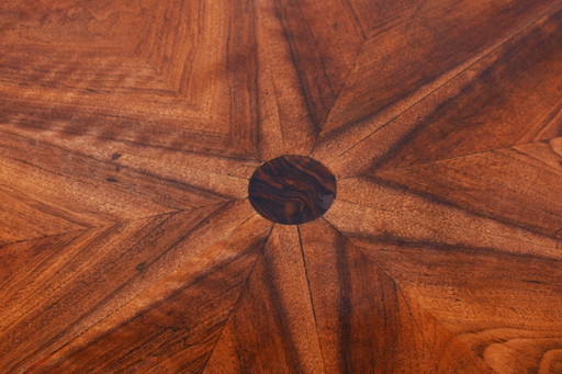 Petite table Biedermeier restaurée, par J. Danhauser, noyer, épicéa, Autriche, années 1820 – bijzettafels (photo 2 of 9)