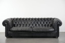 Schwarzes Chesterfield-Sofa mit 3 Sitzen aus Kuhfell und passendem Hocker