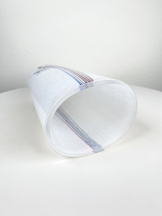 Image 1 of Vase vintage en verre d'art blanc de Kosta Boda - Vase arc-en-ciel de Bertil Vallien - Style minimaliste scandinave MCM