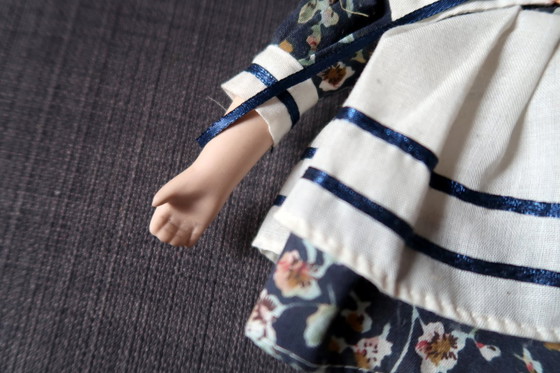 Image 1 of Elegante vintage porseleinen pop, blauw-witte schoonheid uit de 20e eeuw - 2C05