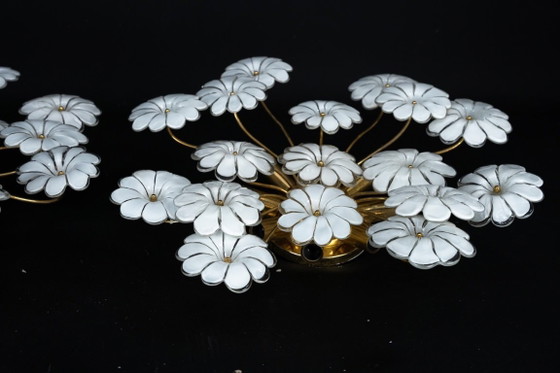 Image 1 of Paar weiße Murano-Deckenleuchten in Blumenform. Italien, 1980er Jahre.