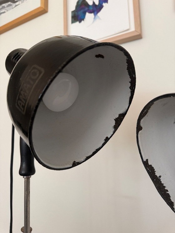 Image 1 of 2 vintage geëmailleerde lampen op statief