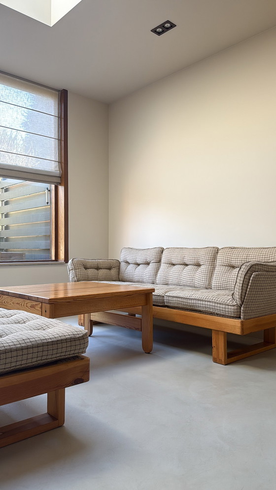 Image 1 of Dos sofás suecos antiguos y una mesa de pino.