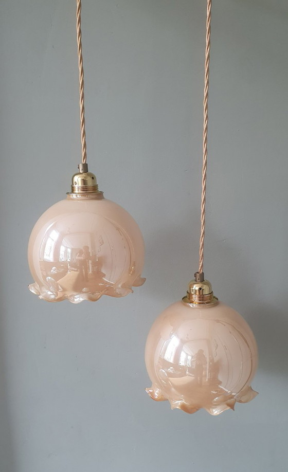 Image 1 of Ensemble vintage de lampes suspendues en opaline en forme de gobelet avec un éclat nacré.