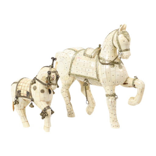 Paire de chevaux en bois couverts de pattes