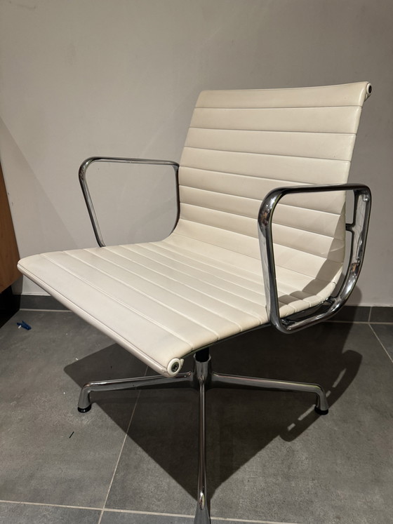 Eames Aluminium Stoel EA107 Vitra Herman Miller – Vergaderstoel, Leather (photo 5 of 6)