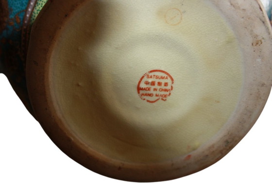Image 1 of Vaso Satsuma in stile asiatico, dipinto a mano con decorazioni dorate.