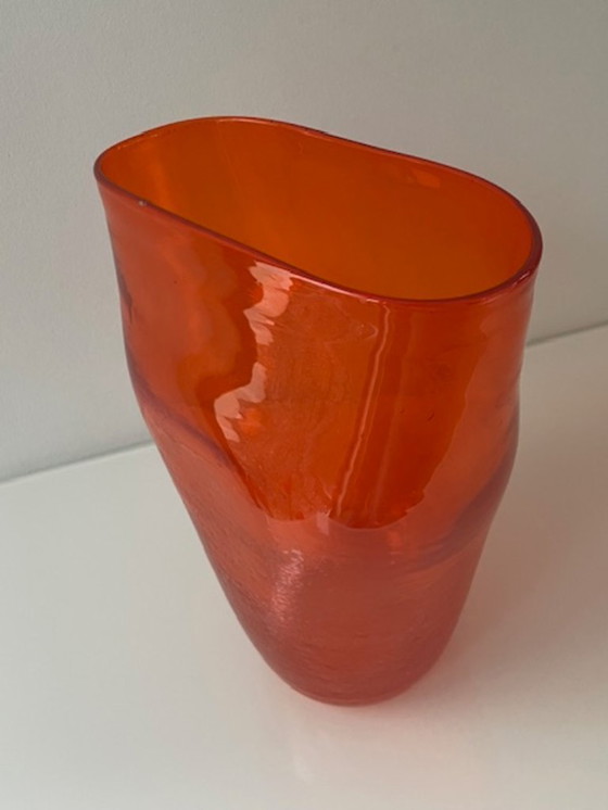 Image 1 of Jarrón soplado a mano en vidrio naranja intenso.