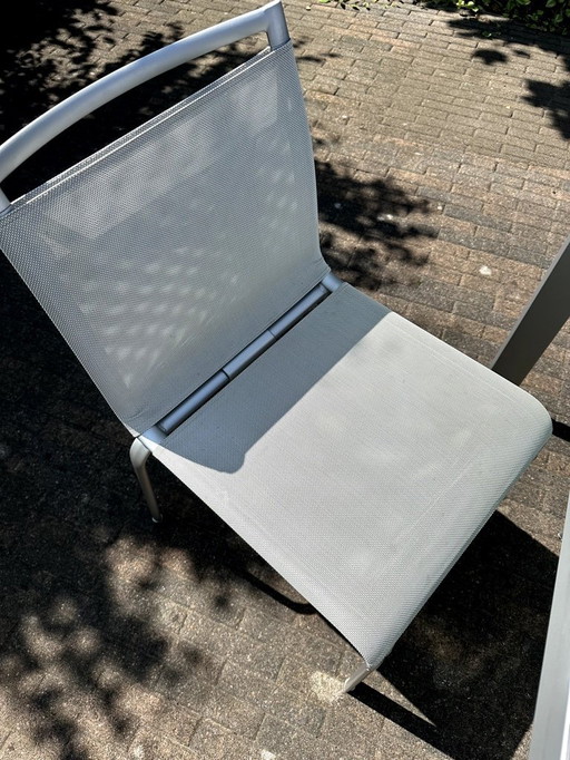 Esstisch "Morris" 90/180 mit sandgestrahltem Glas und Aluminiumgestell mit 4 Stühlen