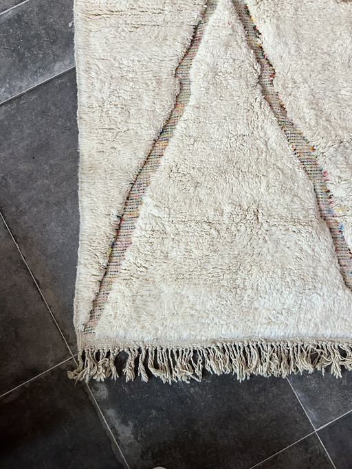 Tapis Beni Mrirt 300x200 cm – Tapis marocain en laine blanc cassé à motifs sable