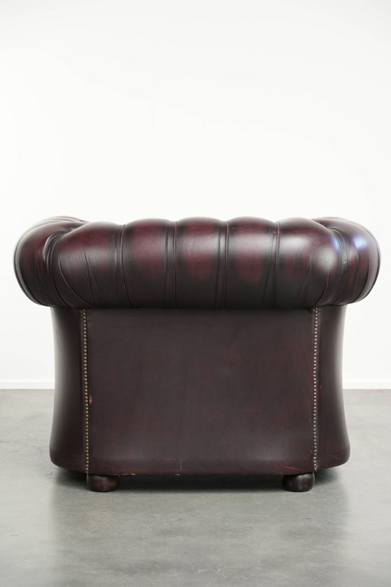 Schicker, gelebter englischer Chesterfield Club-Sessel in zeitlosem Rot – Leather, Klassiek (photo 4 of 13)