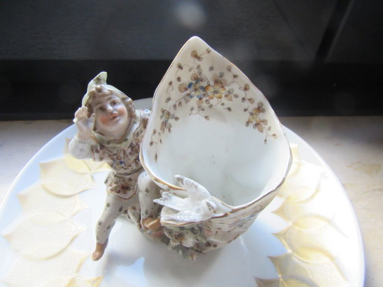 Image 1 of Jarrón antiguo con forma de concha, decorado con un elfo/bufón/niño y un pájaro - Volkstedt