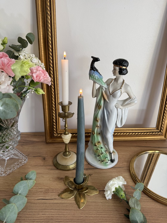 Image 1 of Vintage sculptuur van een vrouw met een pauw