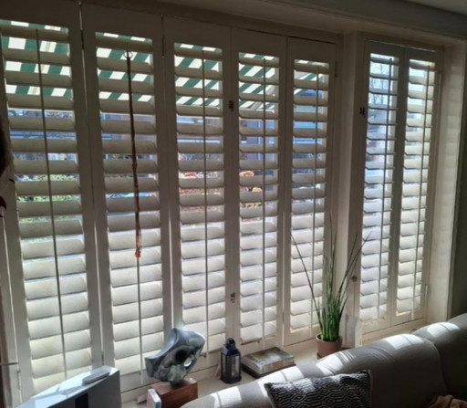 Hermoso juego de contraventanas de madera realizadas por un carpintero.