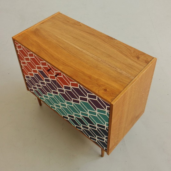 Image 1 of Kast uit het midden van de 20e eeuw met een handgeschilderd geometrisch patroon, kleurrijke vintage uit de jaren 60.