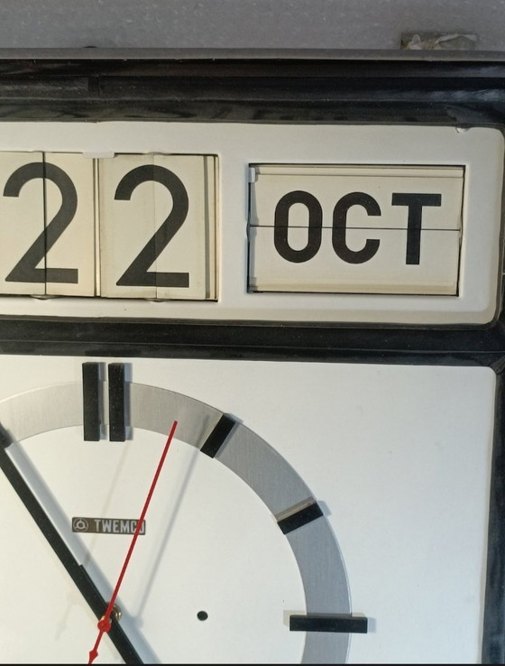 Image 1 of Twemco Auto-20 Calendar Clock 1970