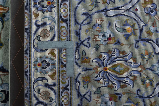 Image 1 of Tappeto in sughero Kashan annodato a mano – 423 x 304 cm – Pregiato tappeto orientale color verde pistacchio con motivi floreali