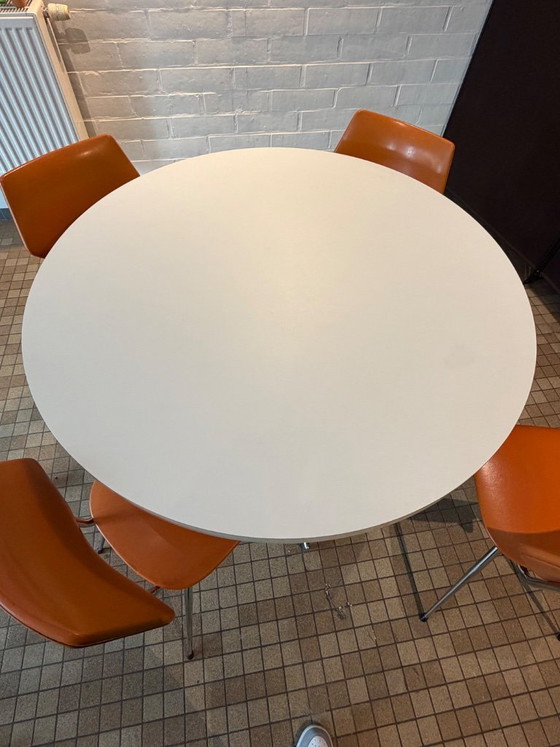 Image 1 of Ensemble de salle à manger vintage milieu du siècle – Table ronde et 4 chaises orange
