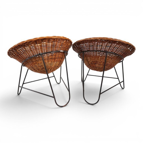 Image 1 of Pod Chairs – Een paar loungestoelen van rotan/riet op een metalen frame, 1970