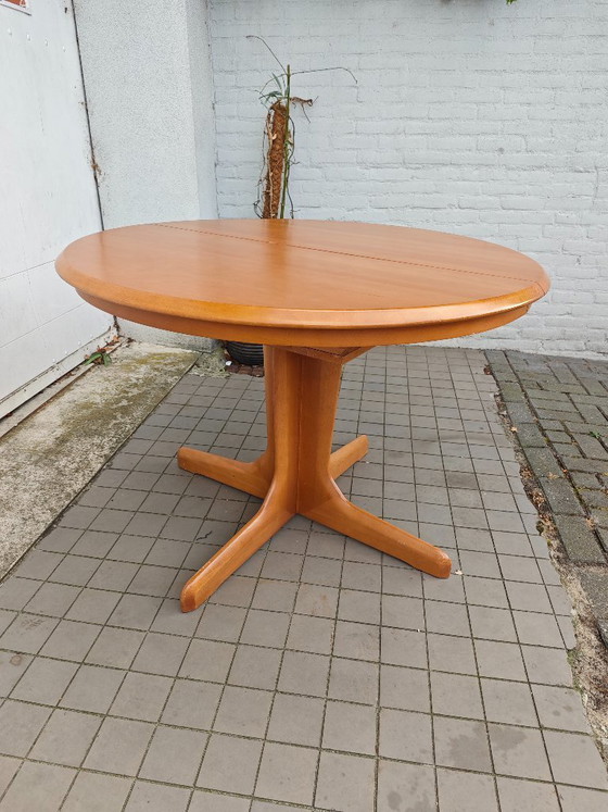 Vintage Round Extendable Table - Wood – Dining tables (photo 5 of 14)