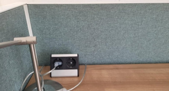 Image 1 of Scrivania regolabile elettricamente con pannelli acustici