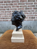 Statue der Justitia auf einem Travertinsockel, Dea Bendata