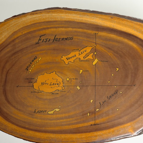 Tavolino Mid-Century Live-Edge in Monkey Pod con mappa delle Isole Fiji, c. anni '60 – Tavolini, Wood (photo 4 of 17)